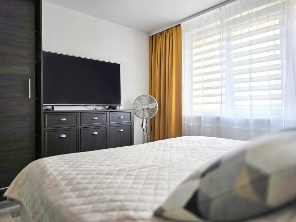 Bed, TV and multimedia, Bedroom