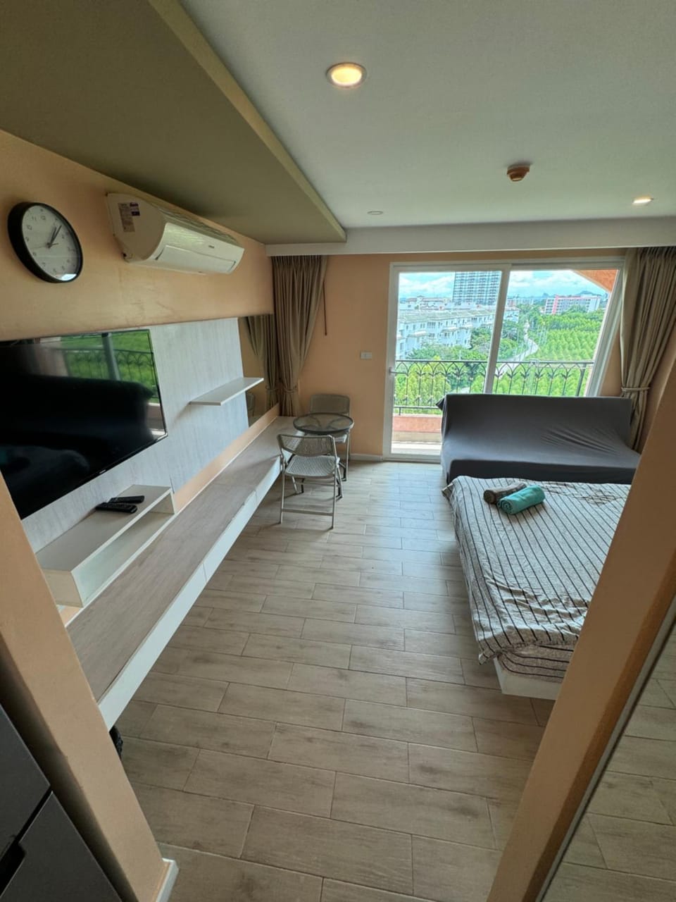 Bed, Living room, Photo of the whole room, Bedroom