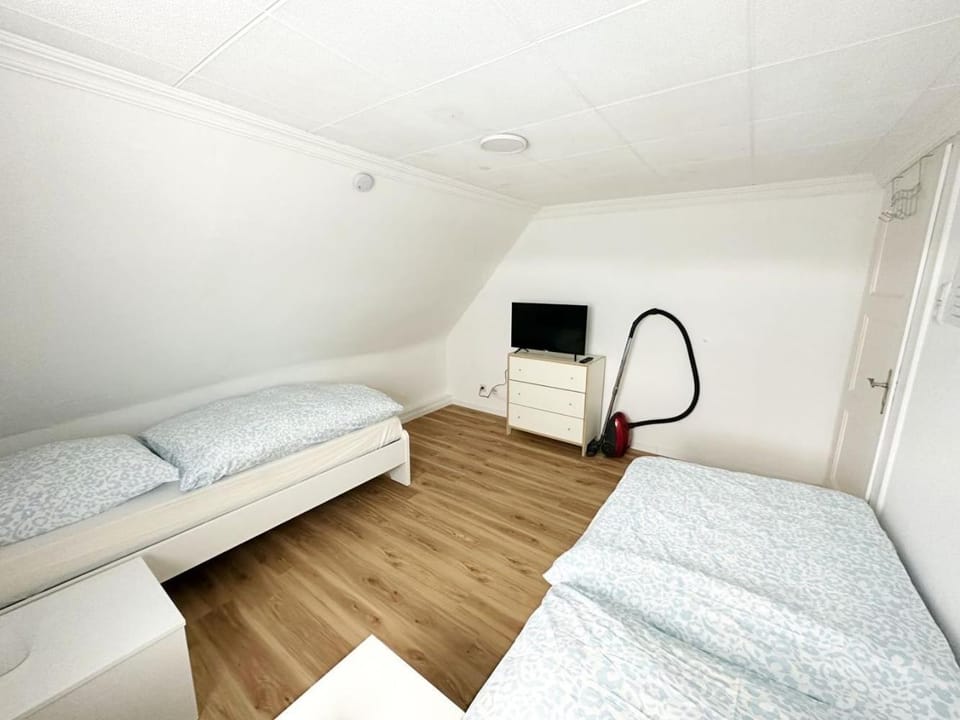 Bed, TV and multimedia, Photo of the whole room, Bedroom