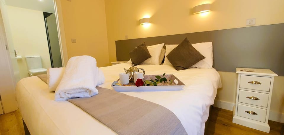 Bed, Bedroom, towels