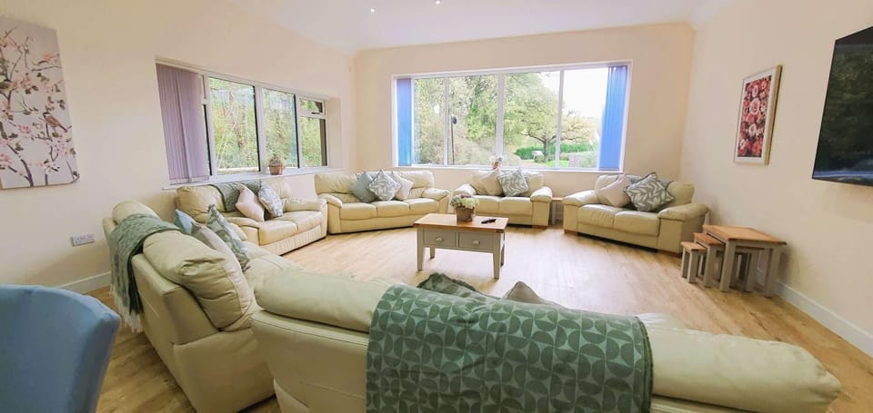 Communal lounge/ TV room, TV and multimedia, Living room, Seating area, Evening entertainment
