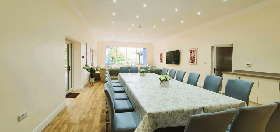 Seating area, Dining area
