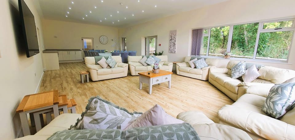Communal lounge/ TV room, TV and multimedia, Living room, Seating area, Evening entertainment