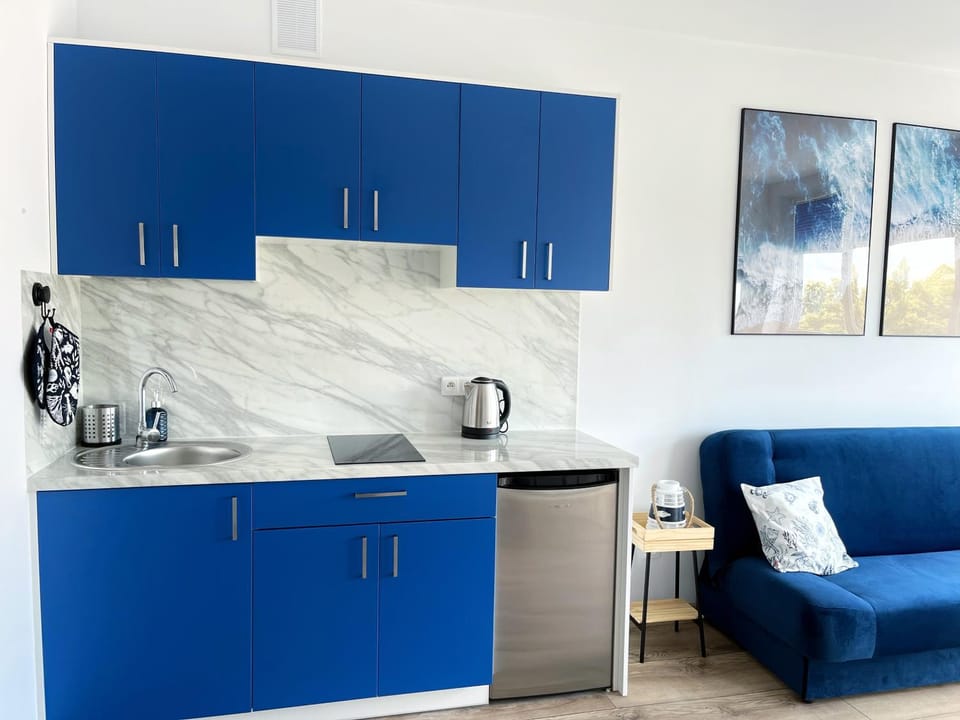 Coffee/tea facilities, Kitchen or kitchenette, Living room, Seating area, Dining area