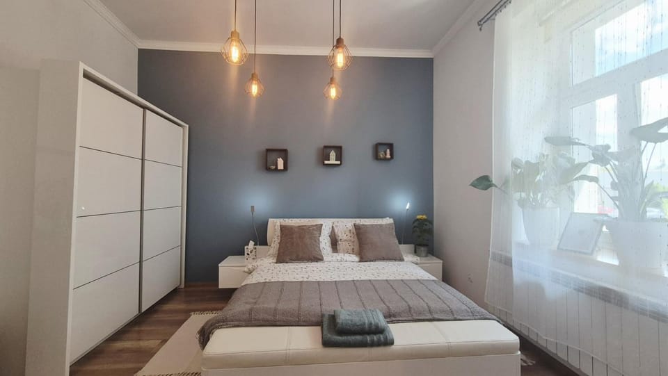 Bed, Bedroom, towels, wardrobe