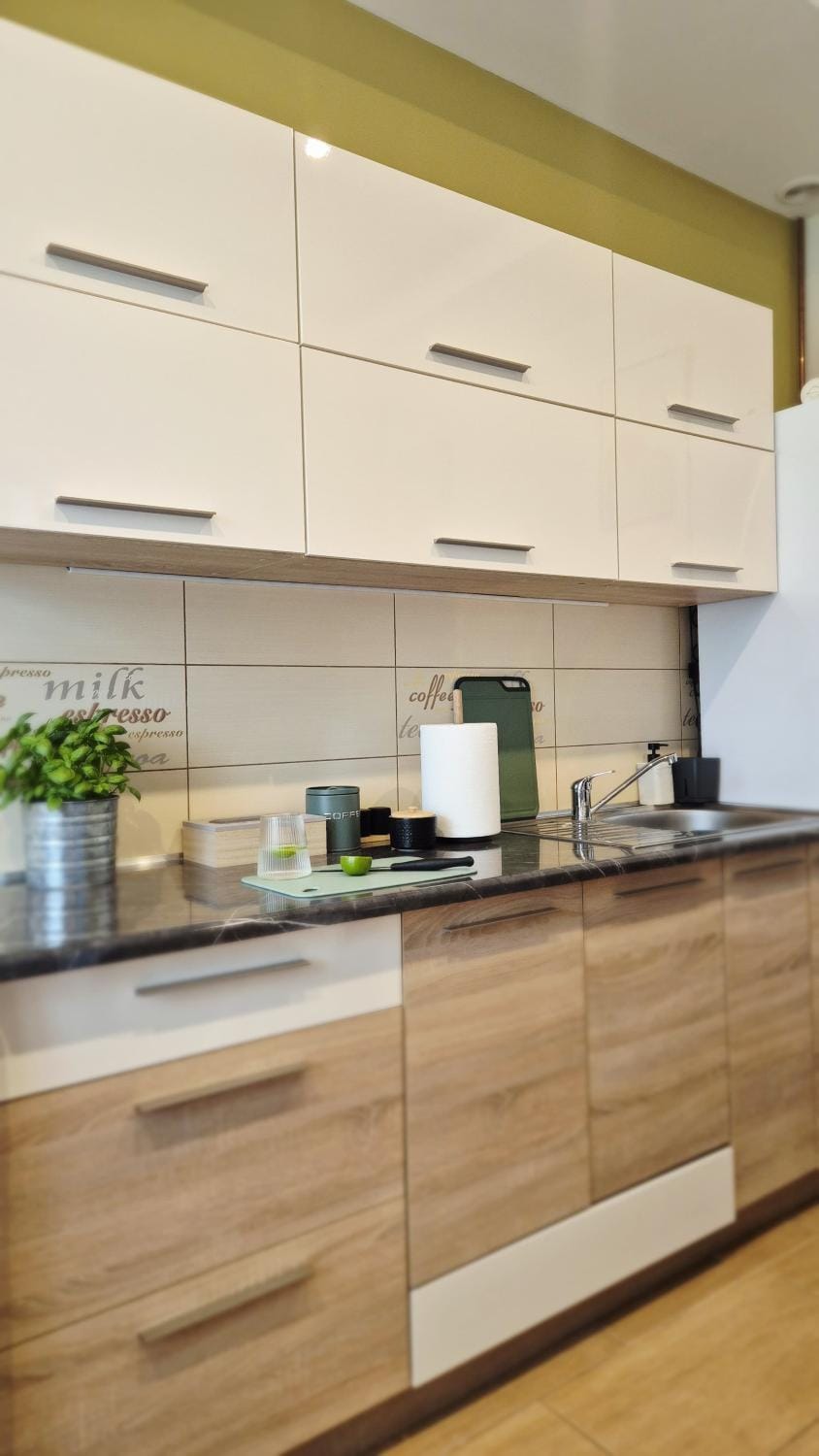 Coffee/tea facilities, Kitchen or kitchenette, stove