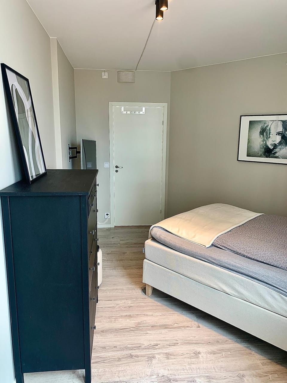 Bed, TV and multimedia, Bedroom, wardrobe