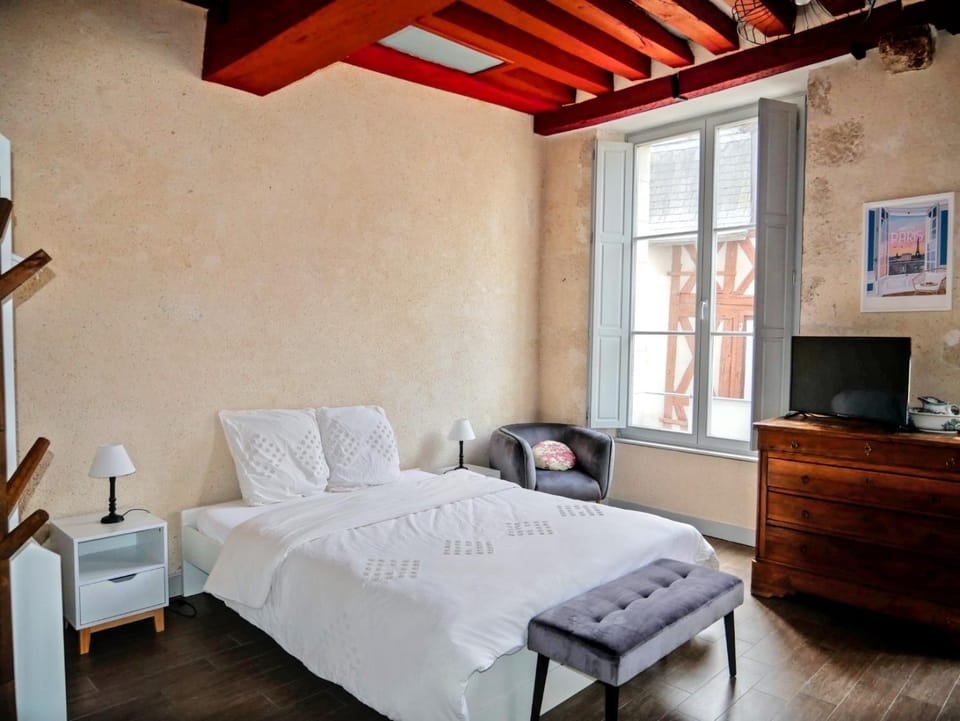 Bed, TV and multimedia, Photo of the whole room, Bedroom, storage