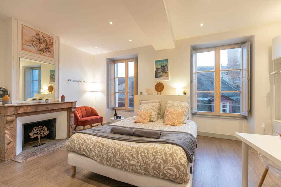 Bed, Living room, Photo of the whole room, Bedroom