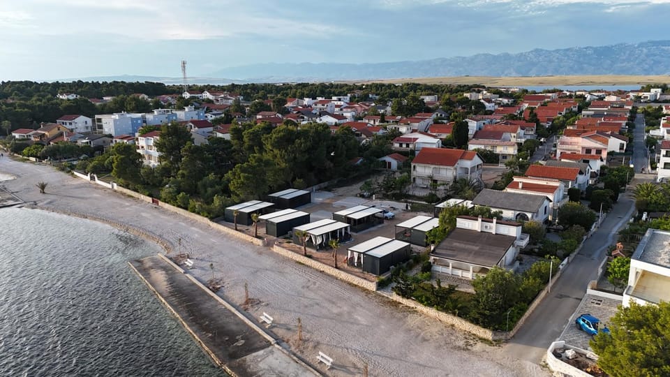 Property building, Day, Neighbourhood, Natural landscape, Bird's eye view, Beach, City view, Sea view, Street view, Location