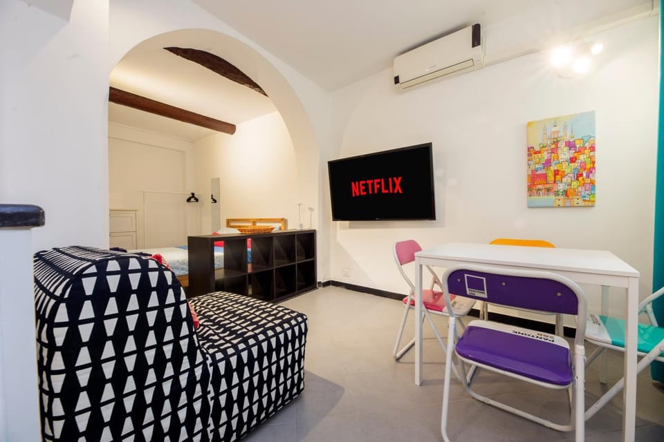 TV and multimedia, Living room, Seating area, Dining area, air conditioner