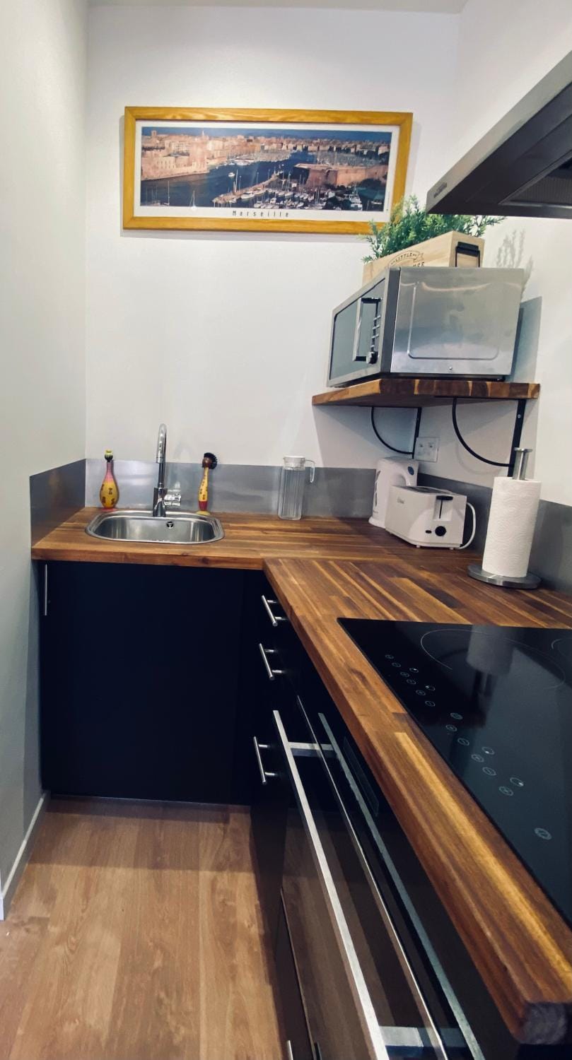 Kitchen or kitchenette