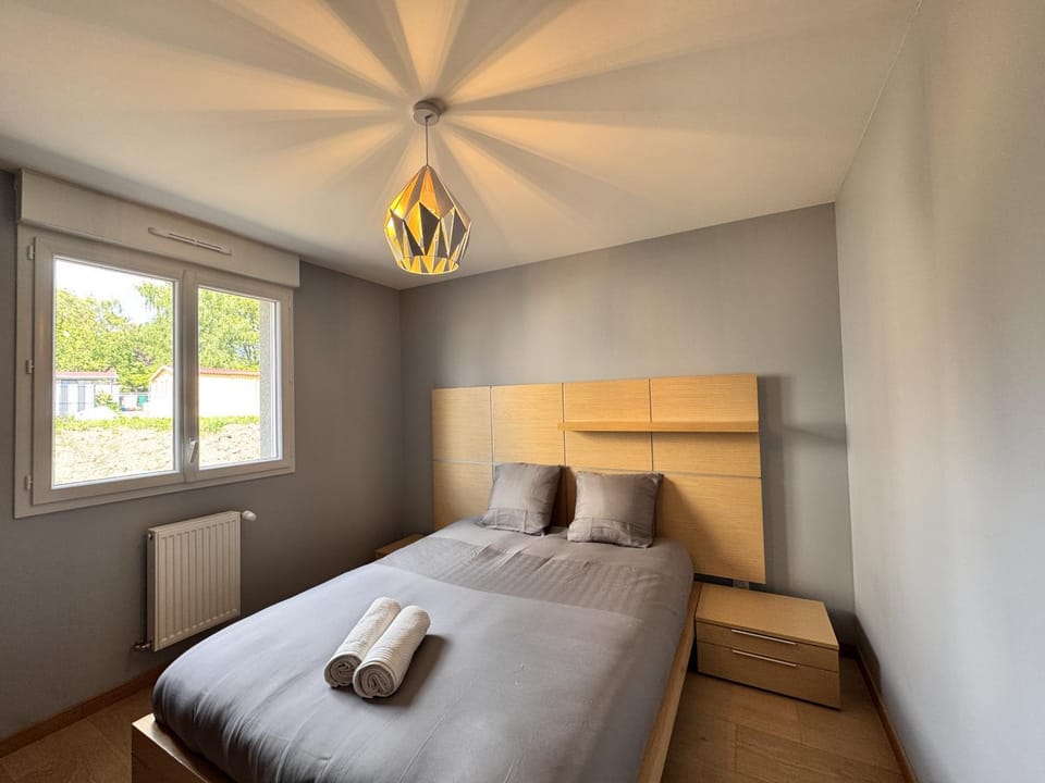 Bed, Photo of the whole room, Bedroom, towels