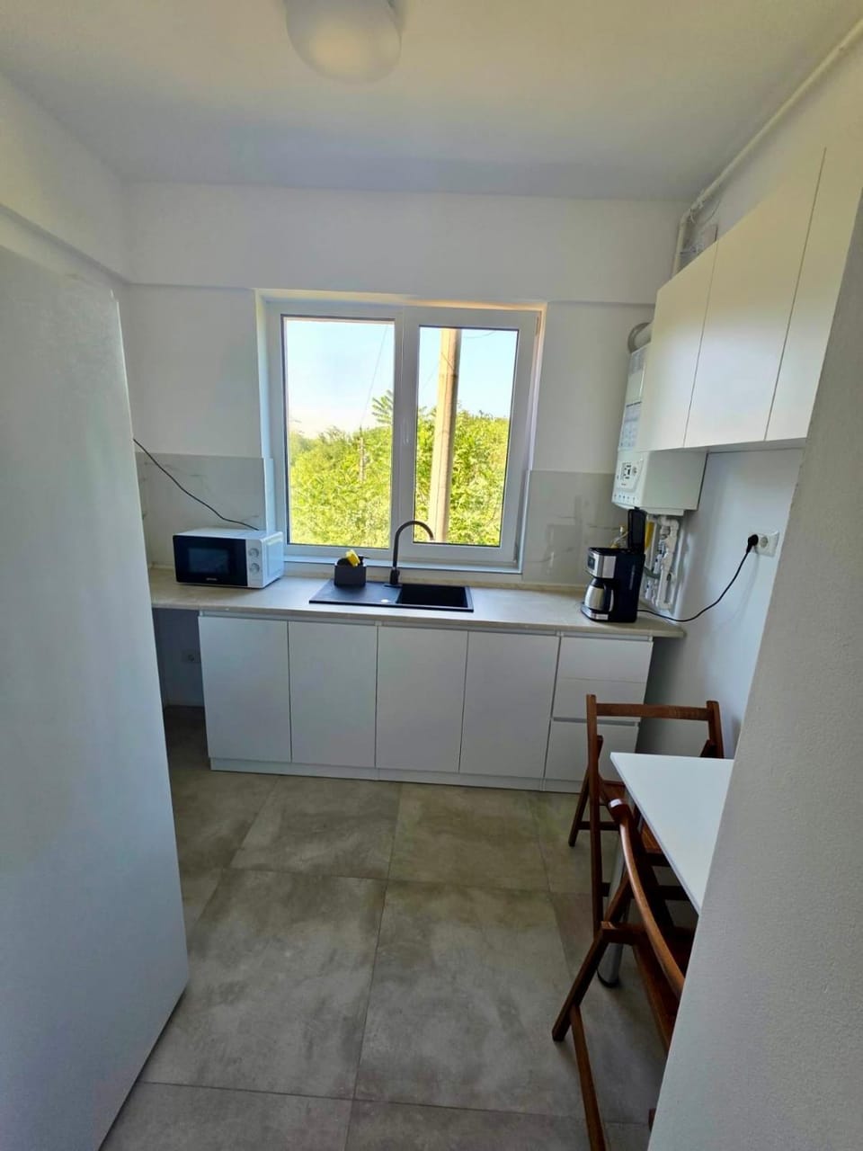 Kitchen or kitchenette, Dining area, microwave