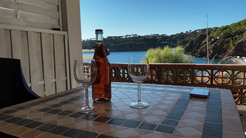 Day, Natural landscape, View (from property/room), Balcony/Terrace, Food and drinks, Dining area, Mountain view, Drinks, Alcoholic drinks