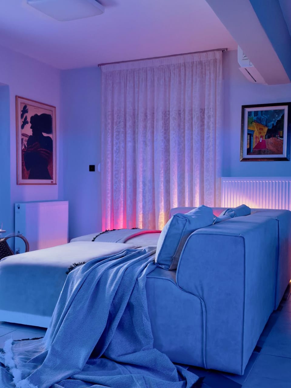 Bed, Living room
