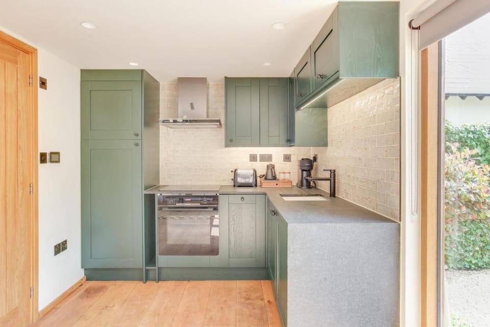 Coffee/tea facilities, Kitchen or kitchenette, dishwasher, oven, stove, toaster
