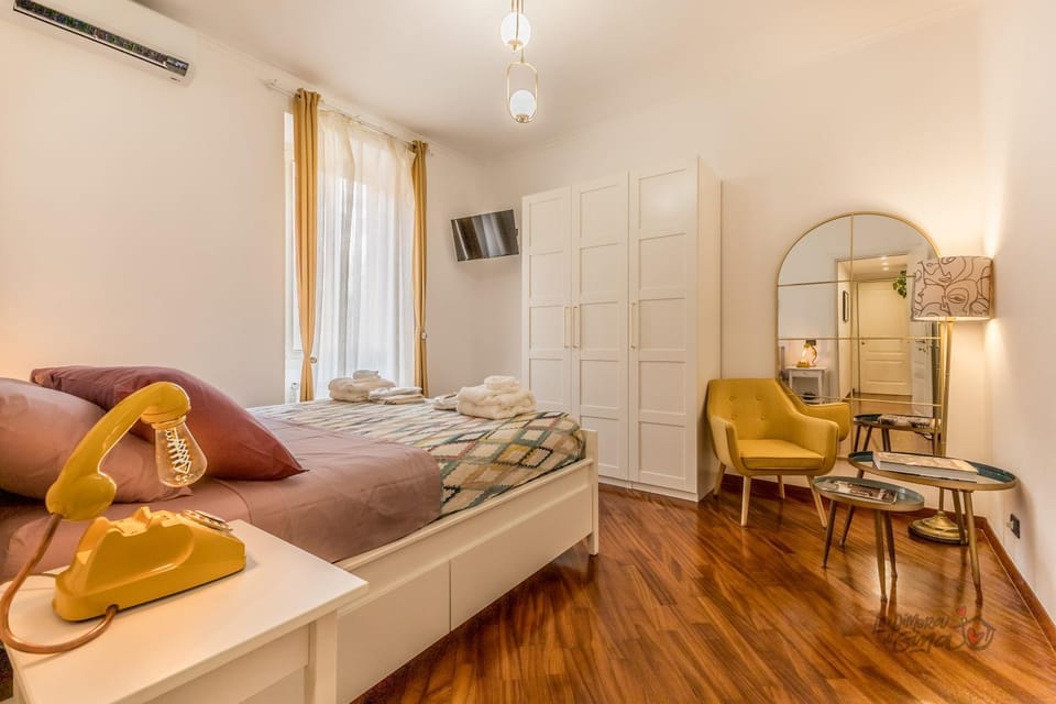 Bed, TV and multimedia, Photo of the whole room, Decorative detail, Decorative detail, Bedroom, wardrobe, air conditioner