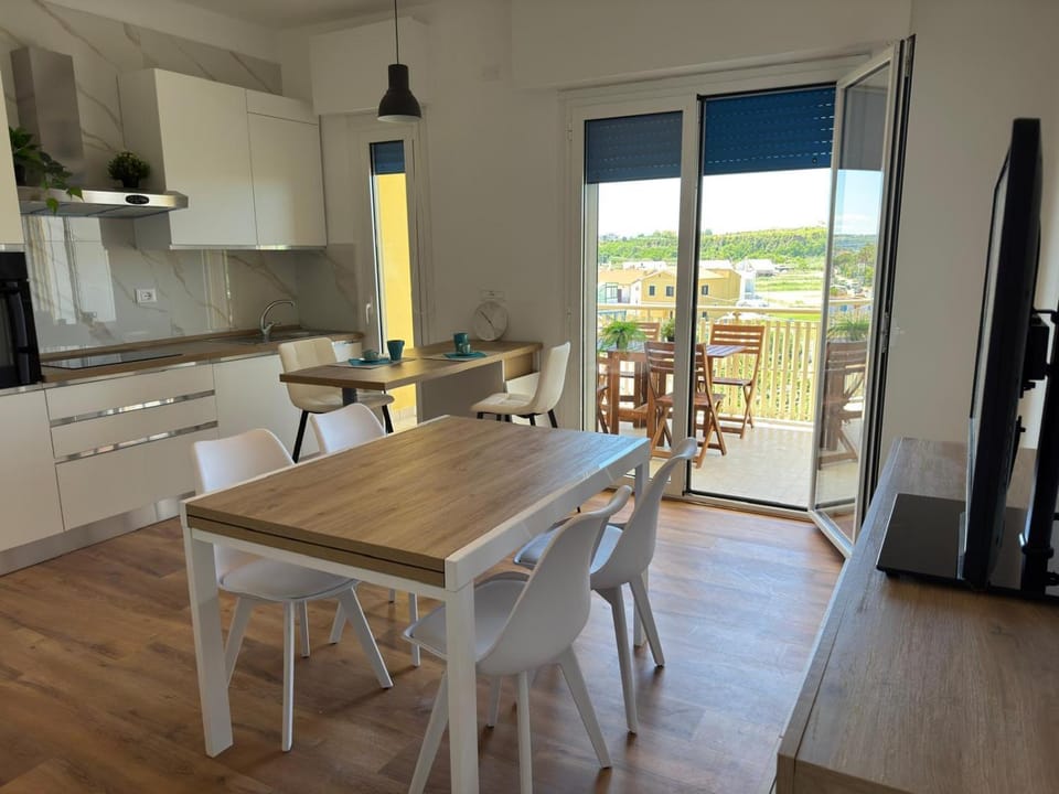 Balcony/Terrace, Kitchen or kitchenette, Dining area, stove