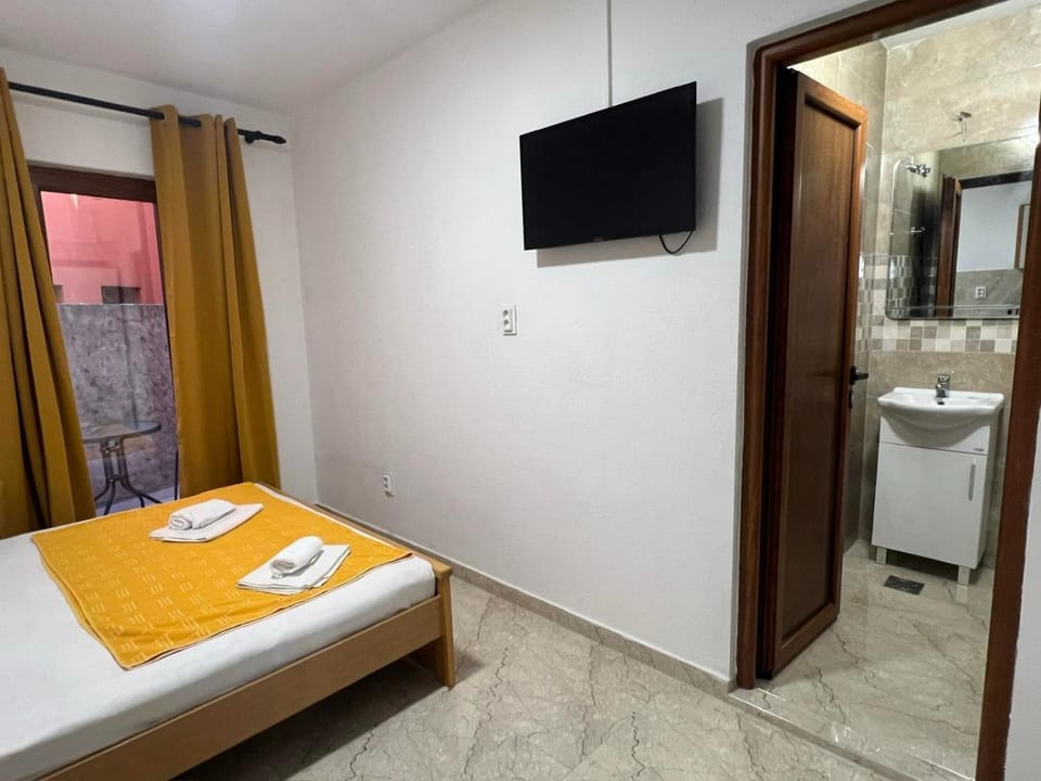 Bathroom, TV and multimedia, Photo of the whole room, Bedroom, towels