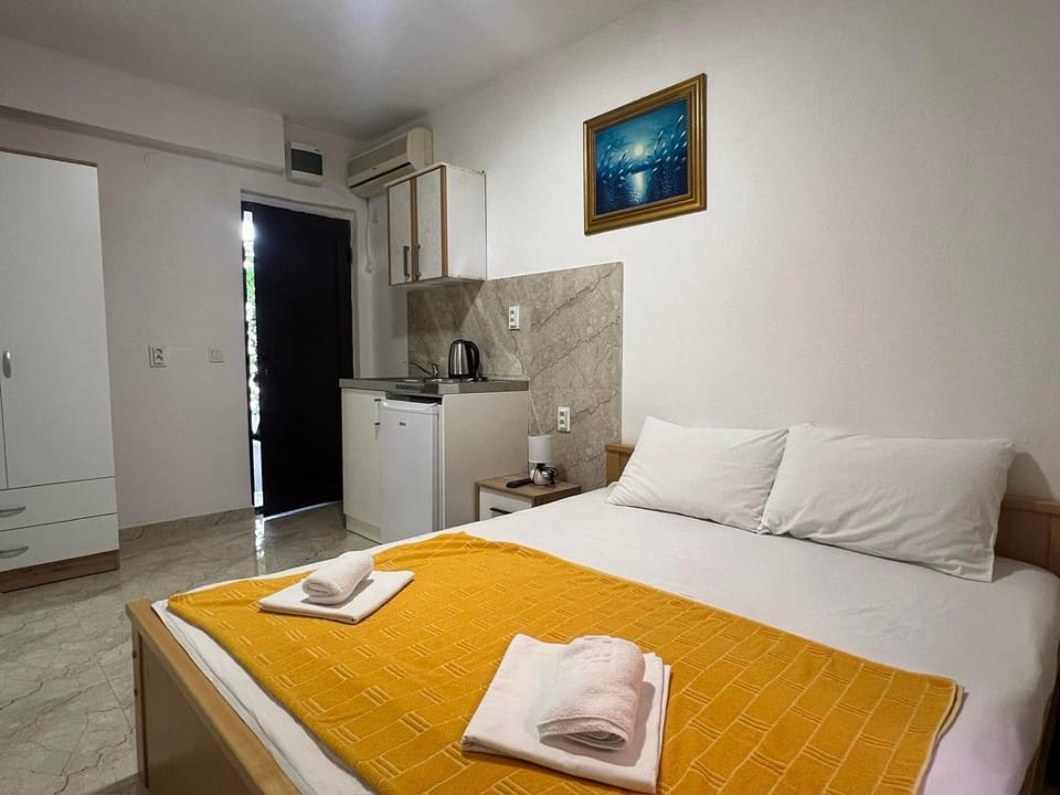 Bed, Kitchen or kitchenette, Photo of the whole room, Bedroom, towels