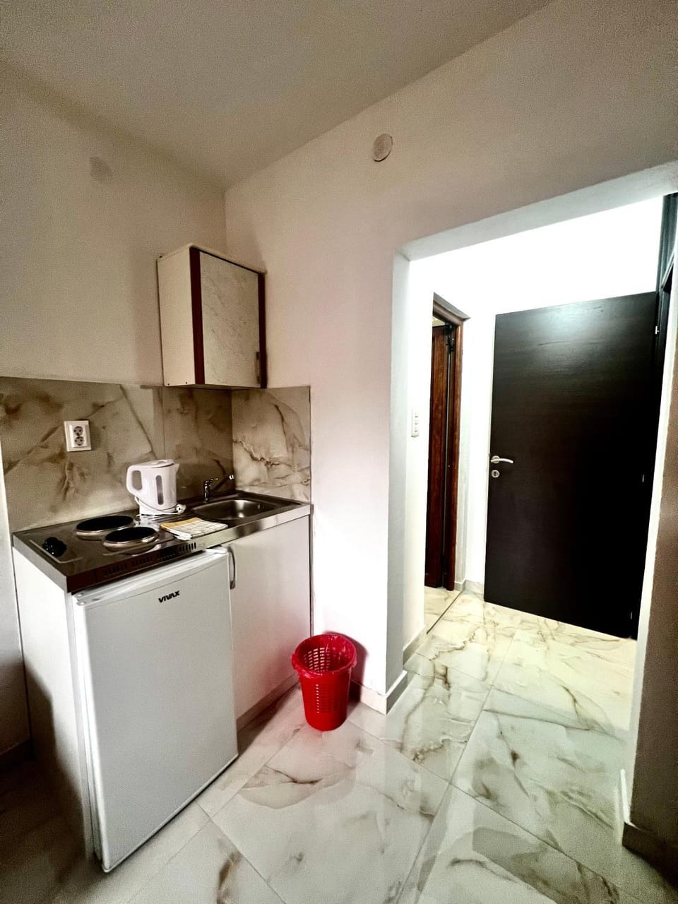 Coffee/tea facilities, Kitchen or kitchenette, stove