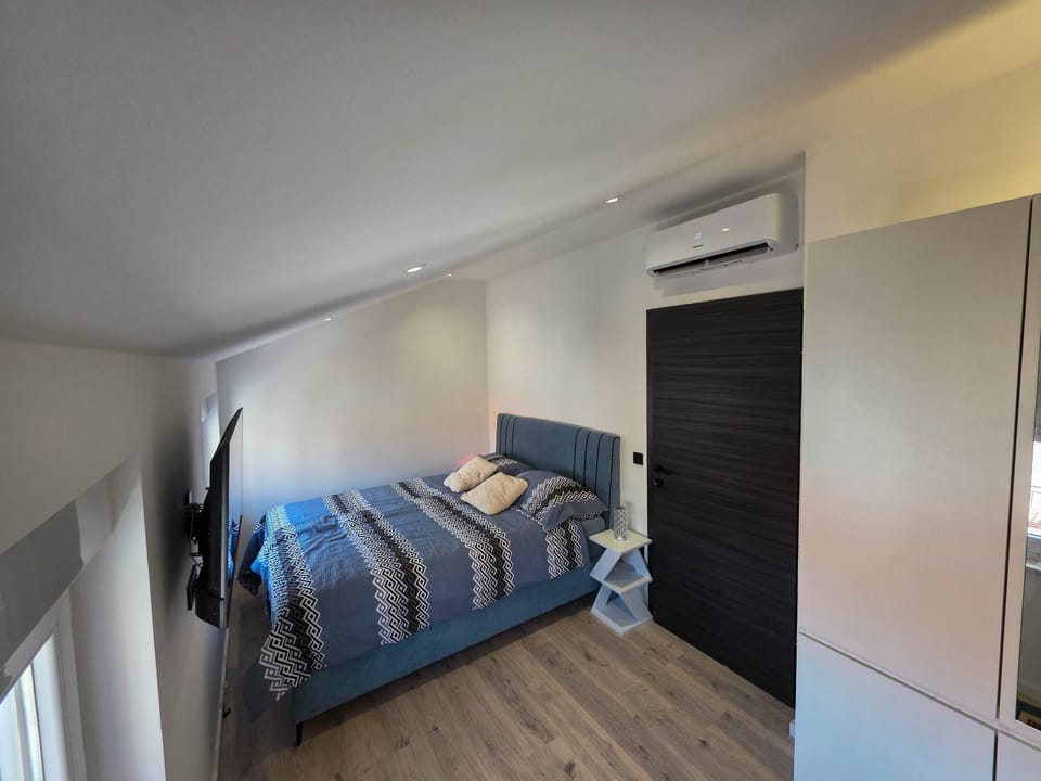 Bed, TV and multimedia, Photo of the whole room, Bedroom, wardrobe, air conditioner