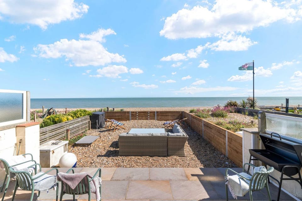 Property building, Patio, Bird's eye view, Garden, Garden view, sunbed