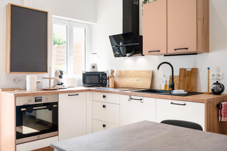 Coffee/tea facilities, Kitchen or kitchenette, Dining area, dishwasher, oven, stove, toaster