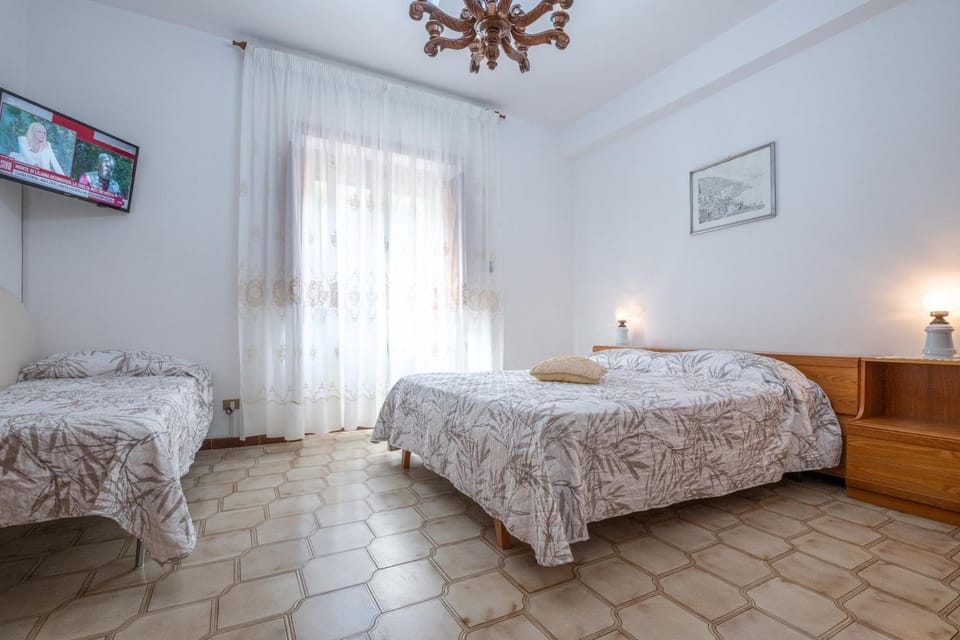 Bed, TV and multimedia, Photo of the whole room, Bedroom, towels