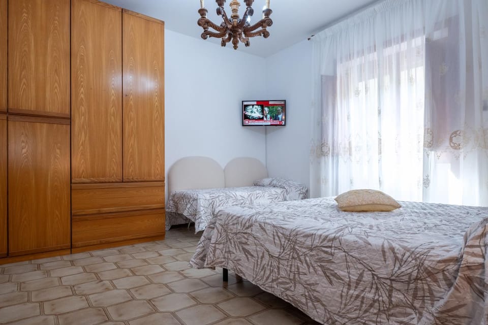 Bed, TV and multimedia, Photo of the whole room, Bedroom, wardrobe