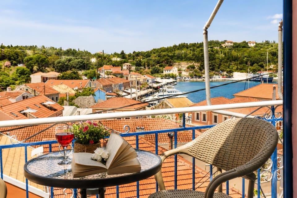 Bed, Natural landscape, View (from property/room), Balcony/Terrace, Photo of the whole room, Bedroom, River view, towels
