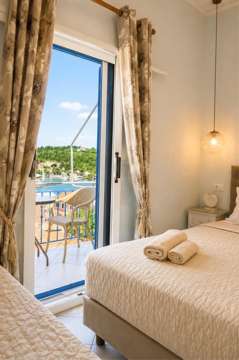 Bed, Natural landscape, View (from property/room), Balcony/Terrace, Photo of the whole room, Bedroom, River view, towels