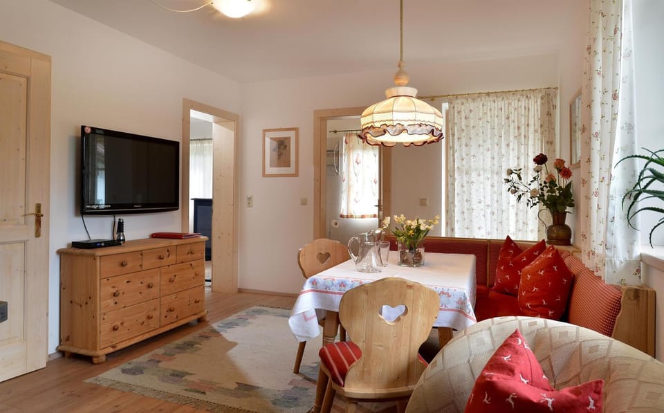 TV and multimedia, Seating area, Dining area