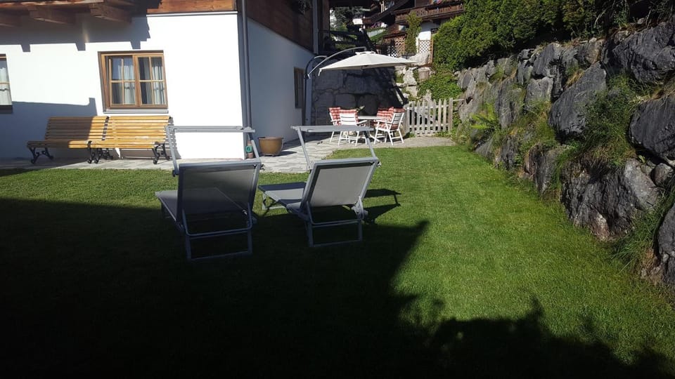 Garden, Seating area, sunbed