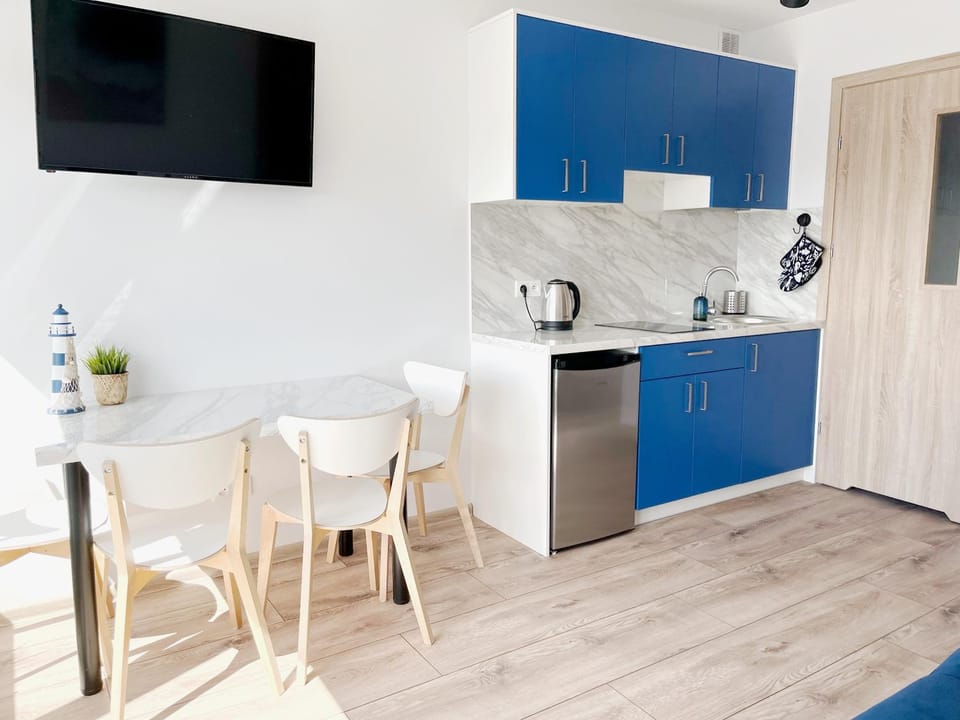 TV and multimedia, Kitchen or kitchenette, Dining area, oven, stove