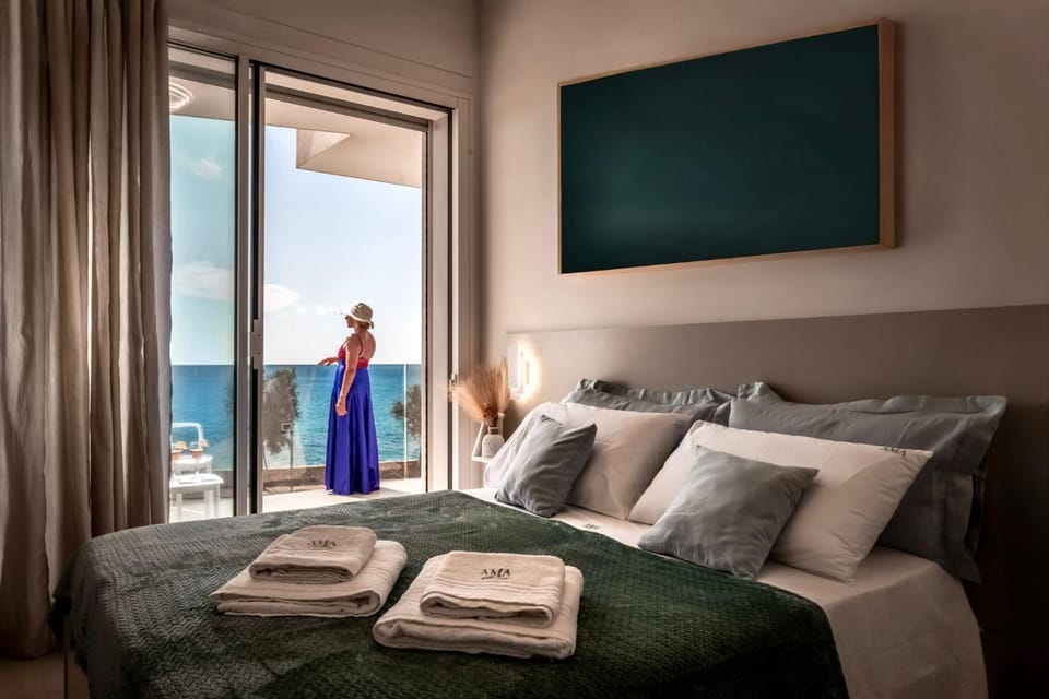 Bed, Natural landscape, Photo of the whole room, Sea view, towels