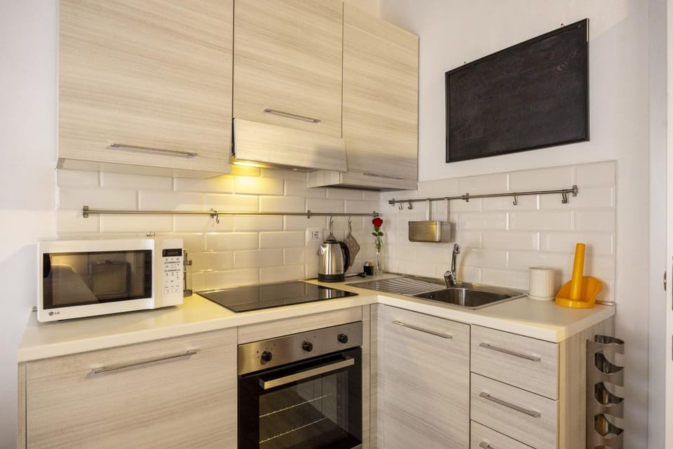 Coffee/tea facilities, Kitchen or kitchenette, oven, stove