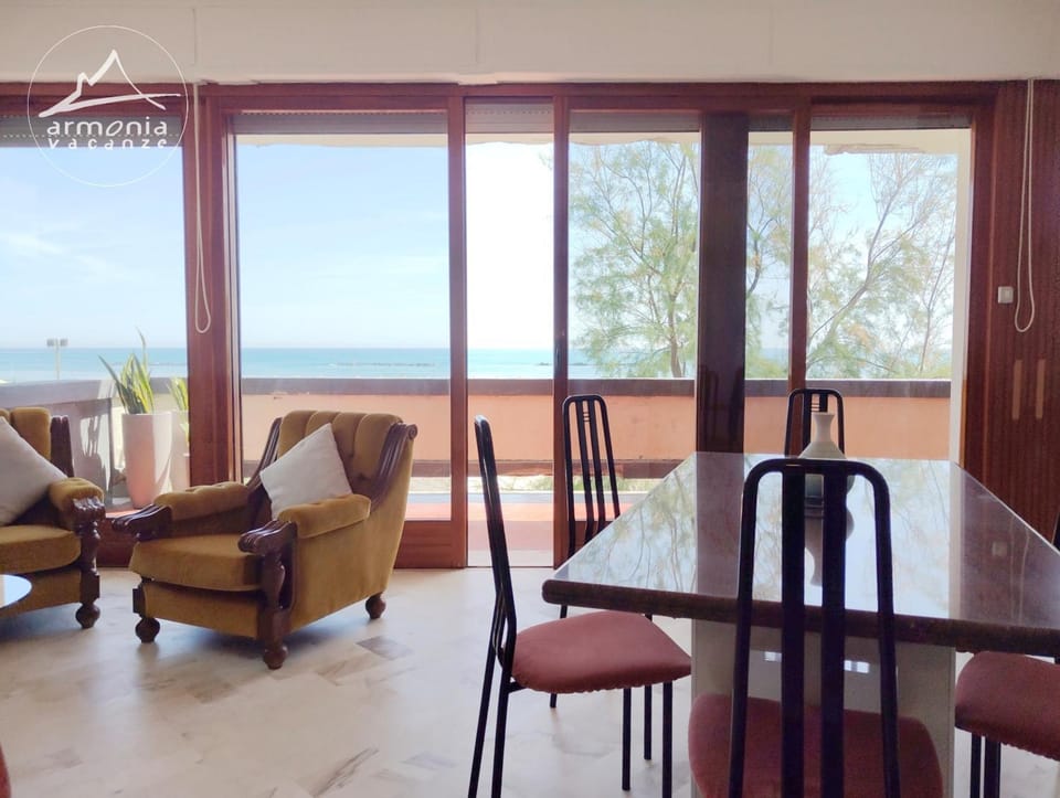 View (from property/room), Balcony/Terrace, Living room