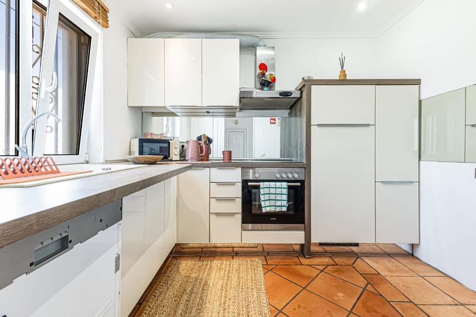 Kitchen or kitchenette, dishwasher, oven, stove