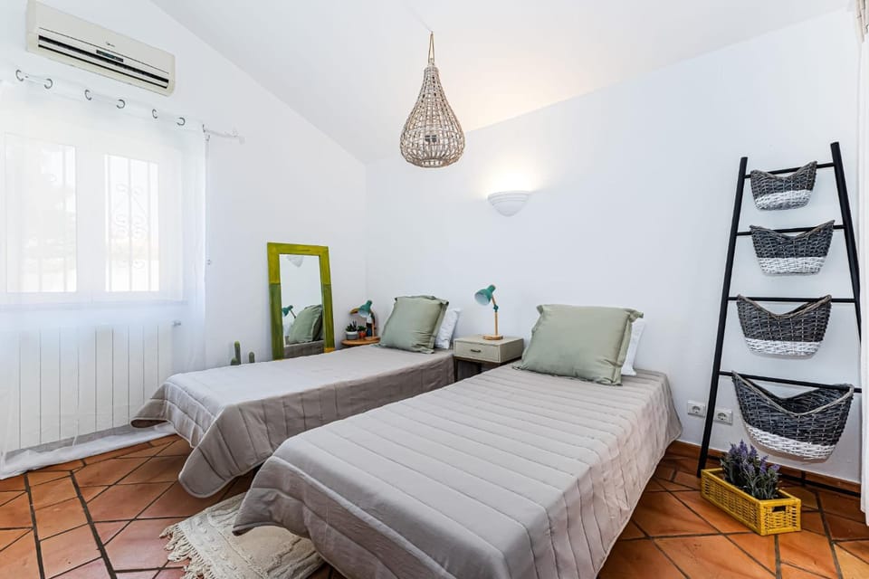Bed, Bedroom, air conditioner