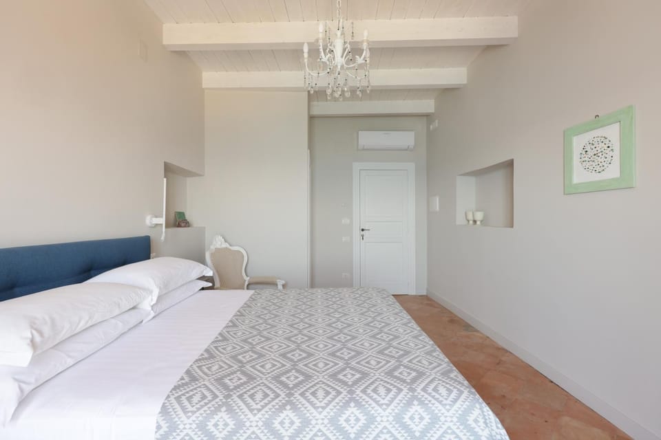 Bed, Photo of the whole room, Decorative detail, Bedroom, air conditioner