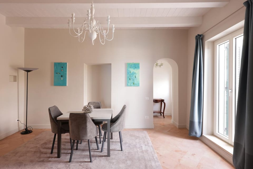 Balcony/Terrace, Decorative detail, Seating area, Dining area