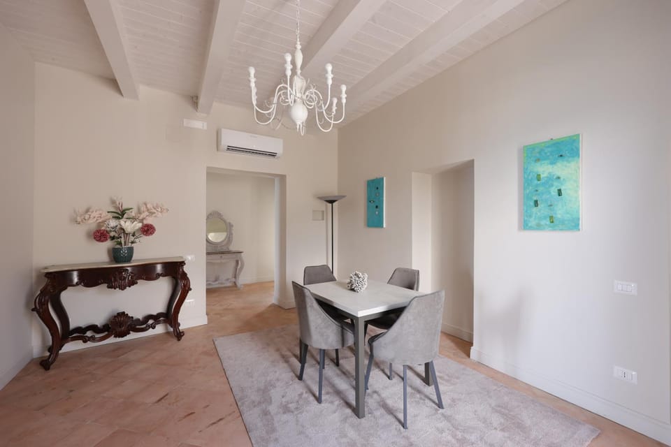 Decorative detail, Seating area, Dining area, air conditioner