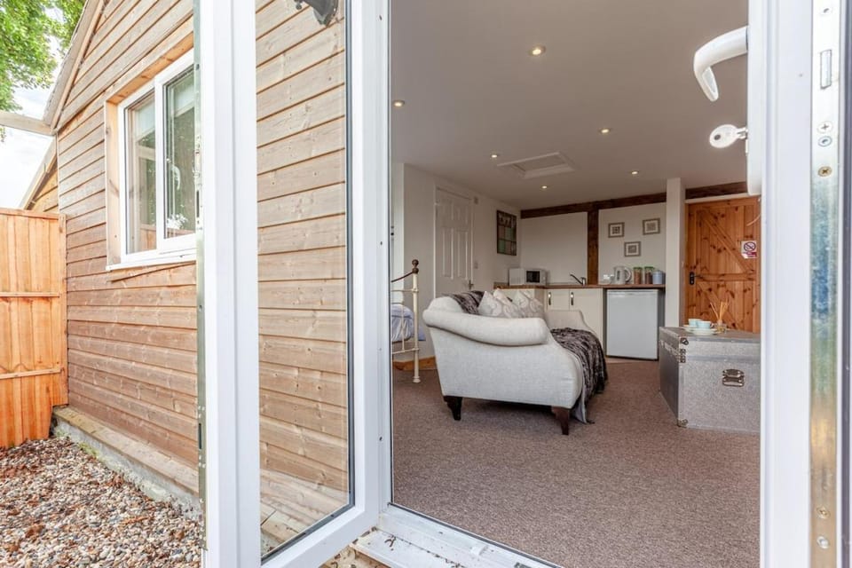 Stansted airport - studio annexe with parking House in Uttlesford