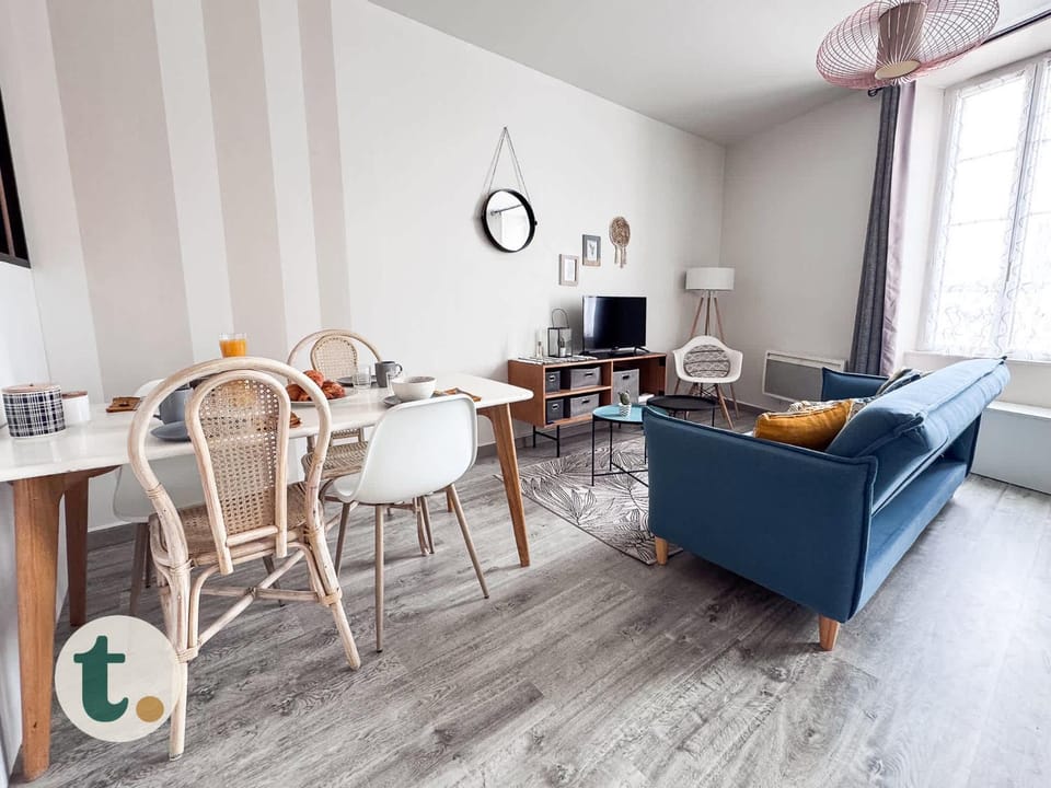 Communal lounge/ TV room, TV and multimedia, Living room, Seating area, Dining area