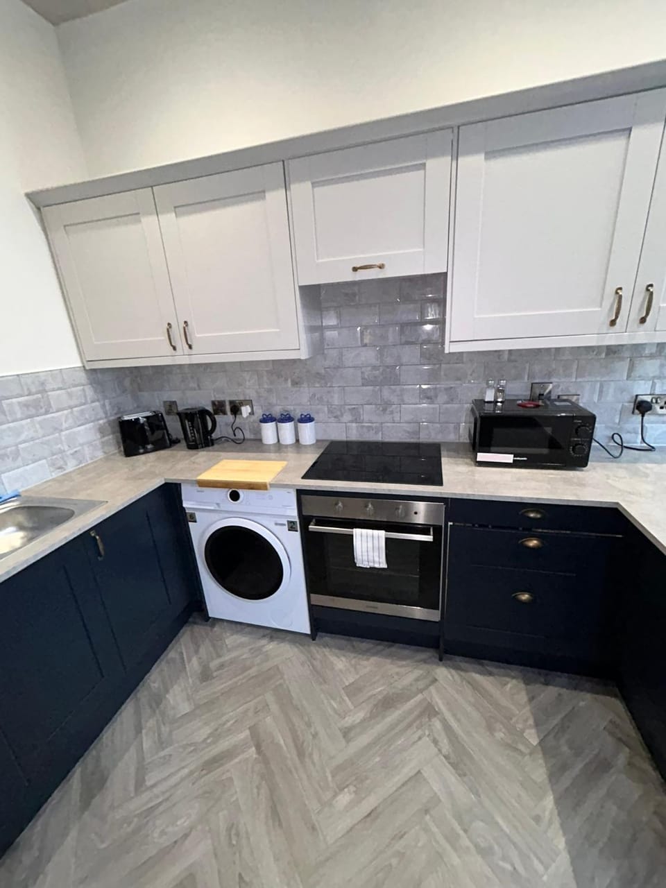 Kitchen or kitchenette, oven, stove, toaster, washing machine