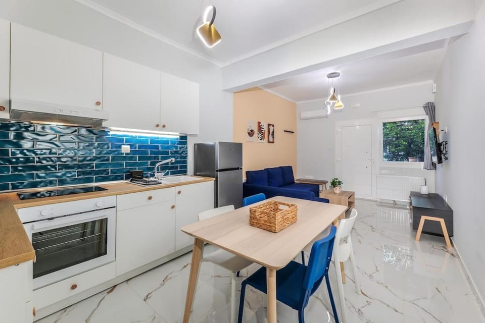 Kitchen or kitchenette, Dining area, oven, stove