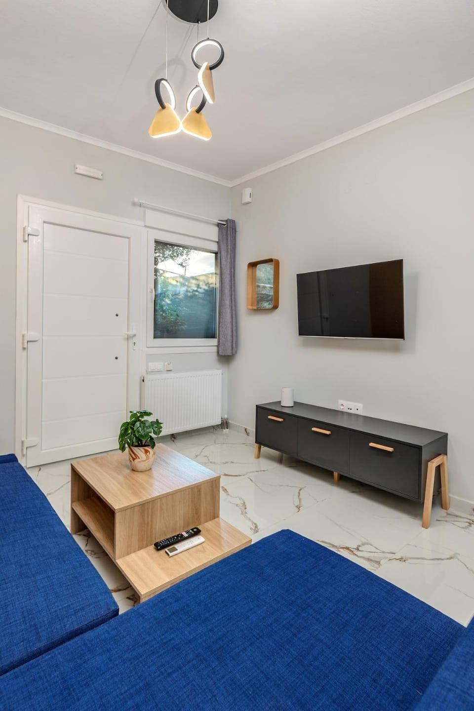 Bed, TV and multimedia, Living room, Seating area, Bedroom