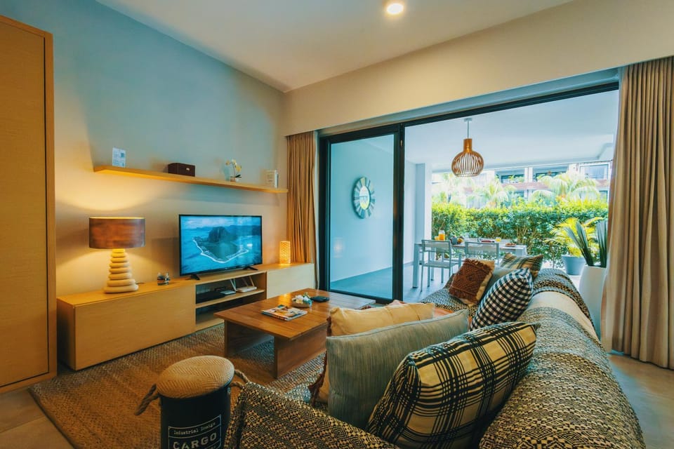 Communal lounge/ TV room, TV and multimedia, Living room, Seating area, Dining area, Evening entertainment